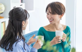 カフェを利用する女性の様子